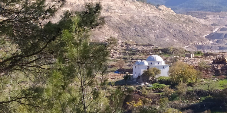 Maden sahası için önce köy, şimdi de camisi yıkılıyor