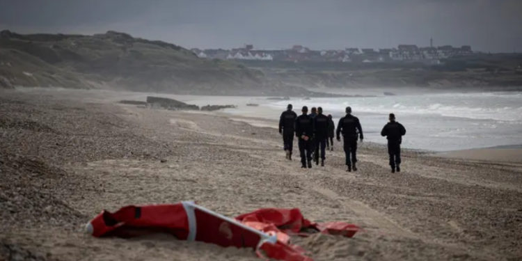 Manş Denizi'nde mahsur kalan 130'dan fazla sığınmacı kurtarıldı