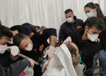 Marangoz sırtına saplanan şerit testereyle hastaneye getirildi