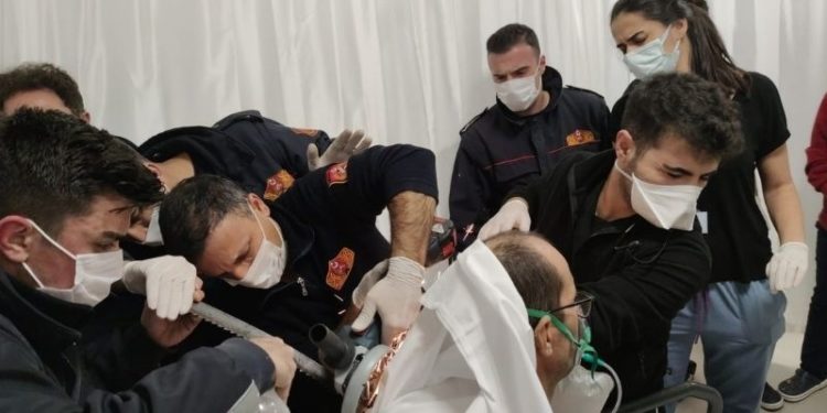 Marangoz sırtına saplanan şerit testereyle hastaneye getirildi