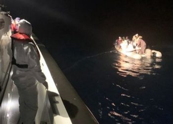 Marmaris'te arızalanan bottan 13 göçmen kurtarıldı