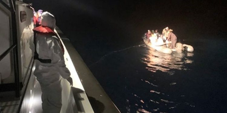 Marmaris'te arızalanan bottan 13 göçmen kurtarıldı