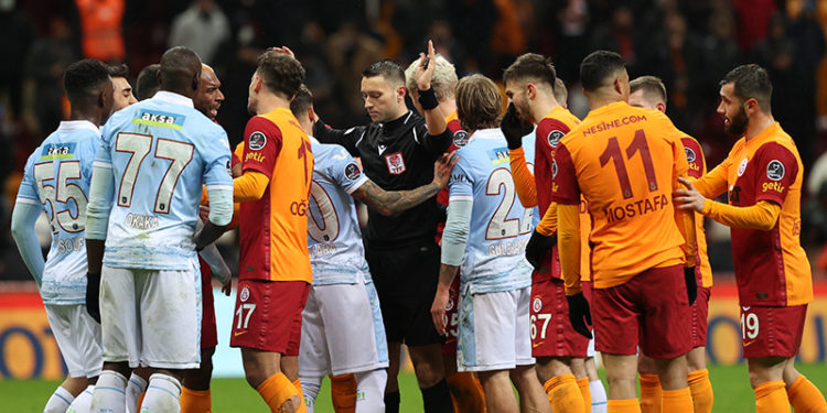 Maç sonunda hakem Zorbay Küçük ile Galatasaraylı futbolcular arasında gerginlik!