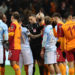 Maç sonunda hakem Zorbay Küçük ile Galatasaraylı futbolcular arasında gerginlik!