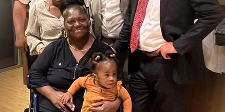 Mağazada paslı çiviye basıp sakat kalan kadın, 10 milyon dolar tazminat alacak