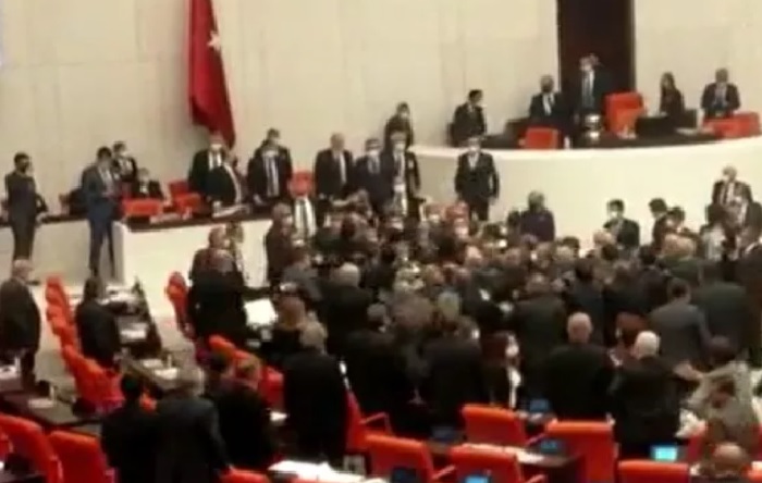 Meclis’te yumruklu kavga! AKP ve CHP’li vekiller birbirine girdi