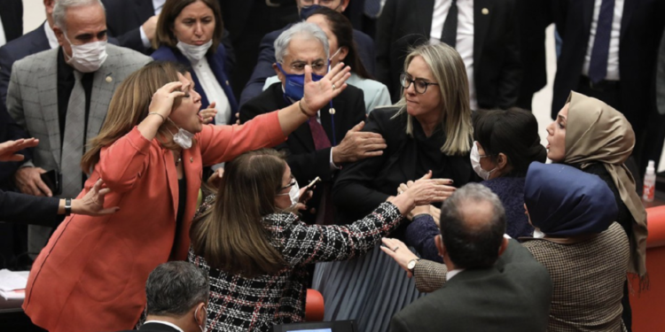 Meclis Genel Kurulu’nda bu kez kadın vekiller kavga etti