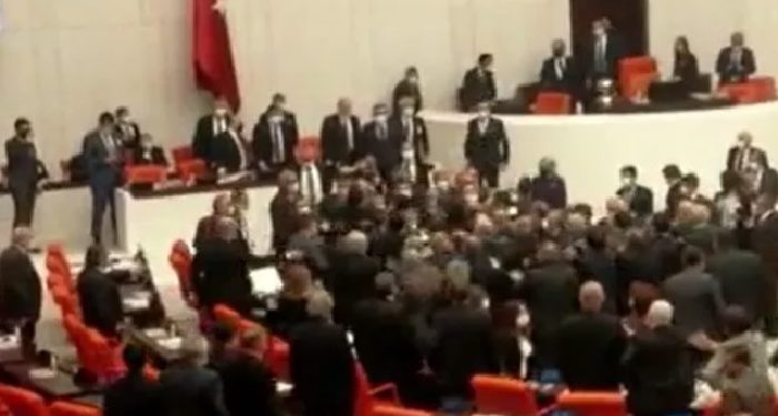Meclis’te yumruklu kavga! AKP ve CHP’li vekiller birbirine girdi