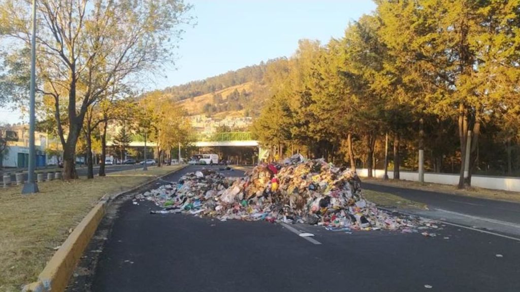 Meksika’da belediye işçileri, sokaklara çöp dökerek ateşe verdi