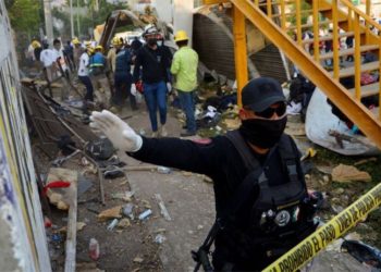 Meksika'da kamyon devrildi: En az 53 kişi hayatını kaybetti