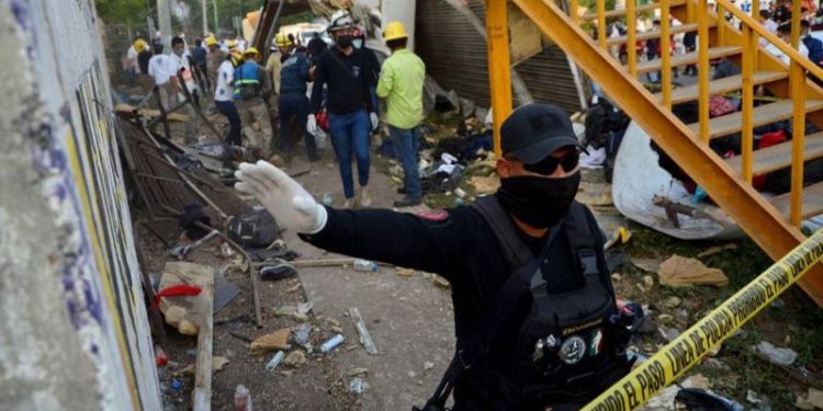 Meksika'da kamyon devrildi: En az 53 kişi hayatını kaybetti