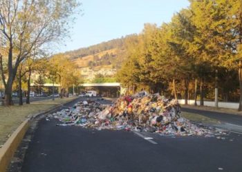 Meksika’da belediye işçileri, sokaklara çöp dökerek ateşe verdi