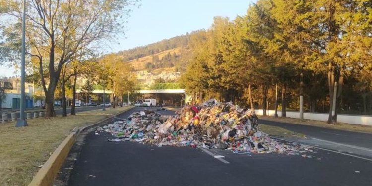Meksika’da belediye işçileri, sokaklara çöp dökerek ateşe verdi