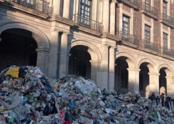 Meksika’da belediye işçileri, sokaklara çöp döküp ateşe verdi