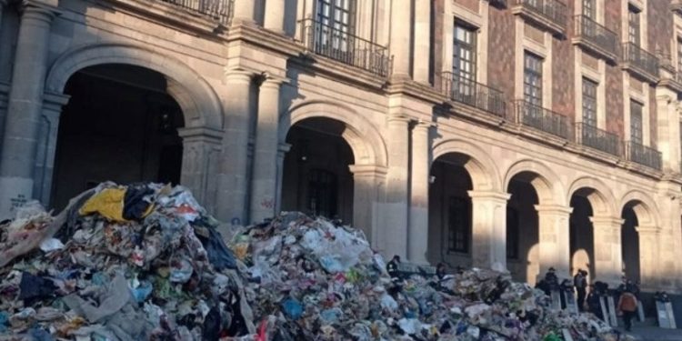 Meksika’da belediye işçileri, sokaklara çöp döküp ateşe verdi
