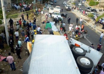 Meksika&rsquo;da g&ouml;&ccedil;menleri taşıyan TIR devrildi: 54 &ouml;l&uuml;, onlarca yaralı