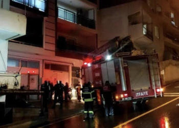 Meraklı komşular yangını izlerken zehirlendi