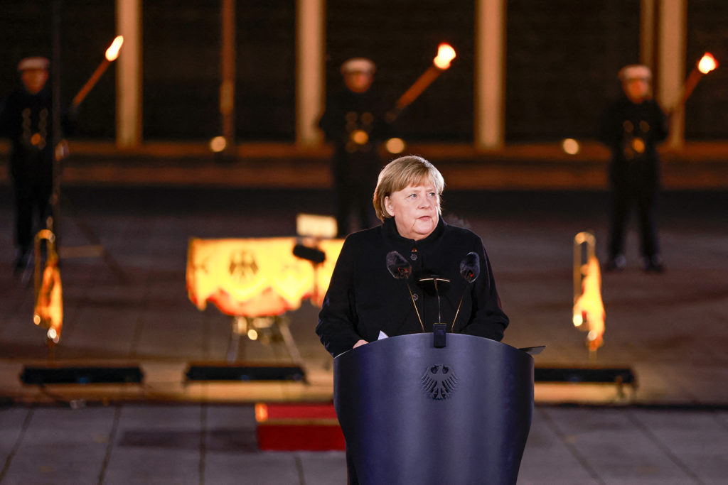 Merkel’i uğurlama töreninde bir ilahi, iki şarkı çalındı