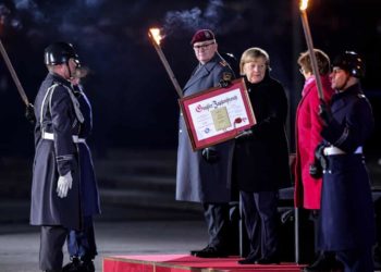 Merkel, askeri törenle uğurlandı: ‘Geceye özel bir ilahi, iki şarkı istedi’