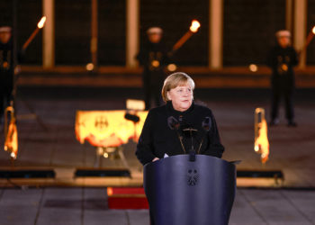 Merkel’i uğurlama töreninde bir ilahi, iki şarkı çalındı