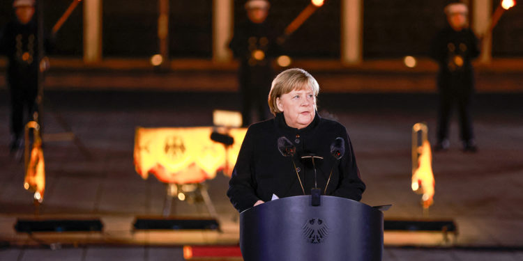 Merkel’i uğurlama töreninde bir ilahi, iki şarkı çalındı