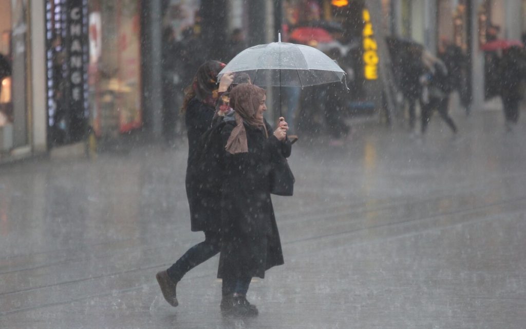 Meteorolojiden batı bölgeleri için kuvvetli rüzgar ve fırtına uyarısı