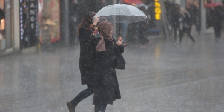 Meteorolojiden batı bölgeleri için kuvvetli rüzgar ve fırtına uyarısı