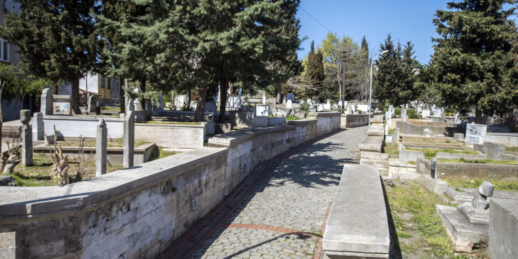 Mezar fiyatları da zamlardan nasibini aldı