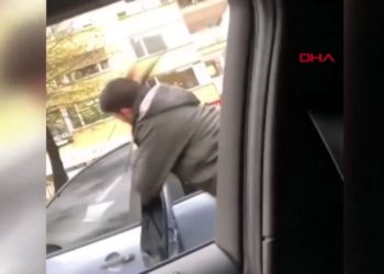 Motosiklet sürücüsü kendisini sıkıştıran otomobil sürücüsüne kaskıyla saldırdı