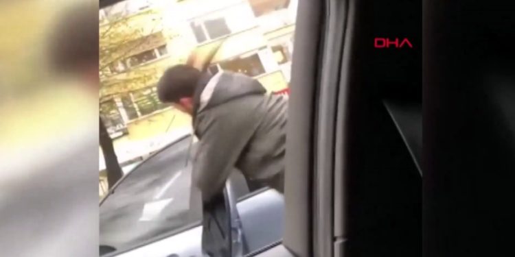 Motosiklet sürücüsü kendisini sıkıştıran otomobil sürücüsüne kaskıyla saldırdı