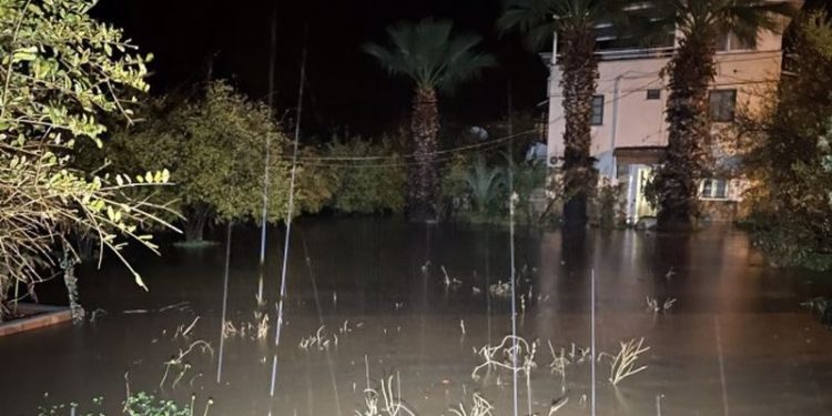 Muğla'da sağanak: Dereler taştı, dağlardan kopan kaya parçaları yolları tıkadı, evleri su bastı