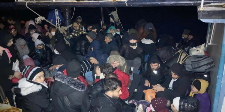 Muğla’da balıkçı teknesinde 100 göçmen yakalandı