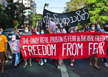 Myanmar'da askeri araç göstericilerin arasına daldı: 5 ölü, çok sayıda yaralı