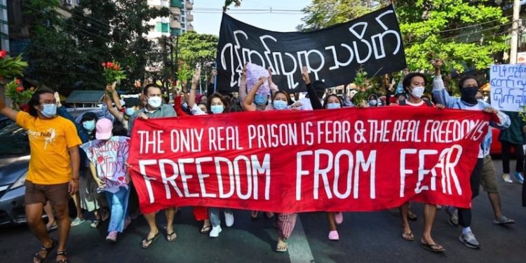 Myanmar'da askeri araç göstericilerin arasına daldı: 5 ölü, çok sayıda yaralı