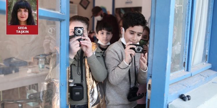 Mülteci çocukların çektiği fotoğraflar sergiye dönüştü: Muhit