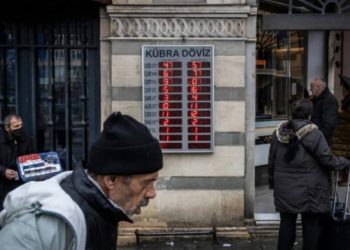 NYT: Türkiye'de aileler giderek geçinmekte zorlanıyor, büyükannelerin altınlarını bozduruyor