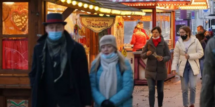 Omicron: Almanya, İngiltere'ye seyahat yasağı getirdi