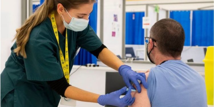 Omicron: Neden iki doz aşı yetmiyor, üçüncü doz aşı gerekiyor?