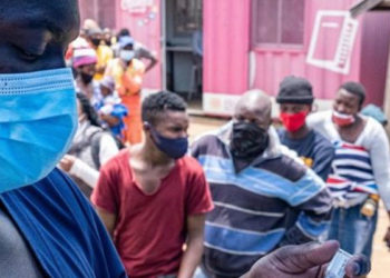 Omicron: WHO, koronavirüs varyantının görülmedik hızda yayıldığı uyarısında bulundu