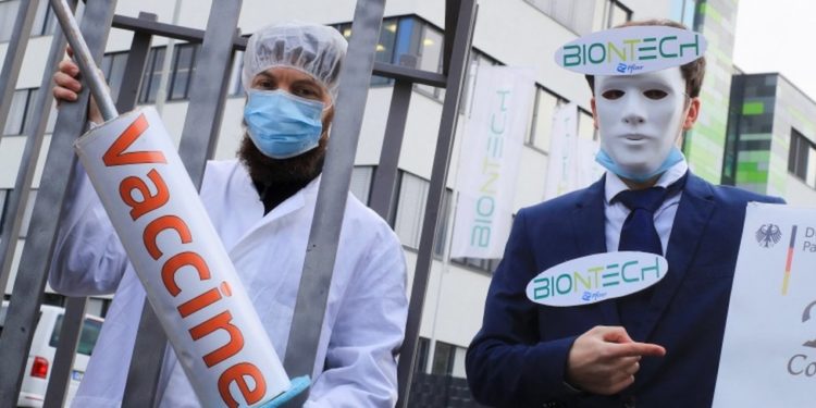 Omicron endişesinin arttığı Almanya'da koronavirüs aşısının zorunlu hale getirilmesi tartışılıyor