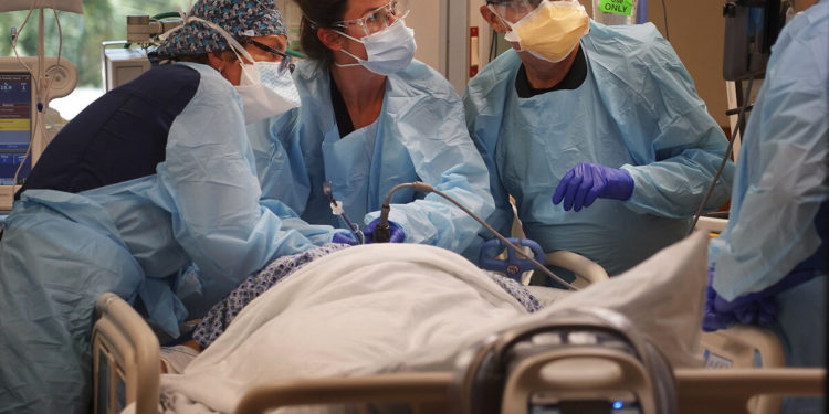 Omicron hızla yayılıyor: Fransa’da günlük vaka sayısı 208 bini buldu