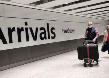 Omicron: İngiltere, yurt dışından gelen tüm yolculara test zorunluluğu getirdi