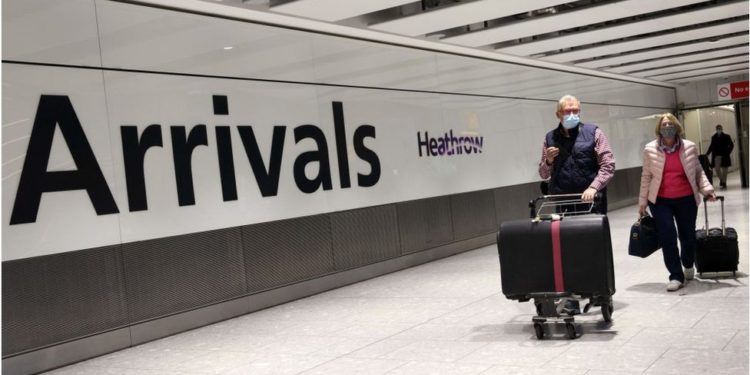 Omicron: İngiltere, yurt dışından gelen tüm yolculara test zorunluluğu getirdi