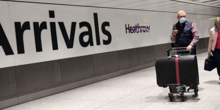 Omicron: İngiltere'de yurt dışından gelen yolculara test zorunluluğu uygulaması başladı