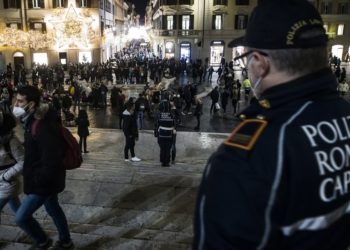 Omicron: İtalya'da açık havada yılbaşı partileri yasaklandı, gece kulüpleri kapatıldı