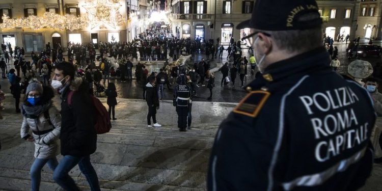 Omicron: İtalya'da açık havada yılbaşı partileri yasaklandı, gece kulüpleri kapatıldı