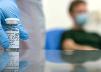 Para için başkaları adına günde 10 doz Covid aşısı yaptıran adam yakalandı