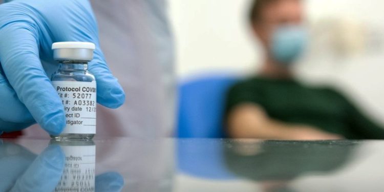 Para için başkaları adına günde 10 doz Covid aşısı yaptıran adam yakalandı