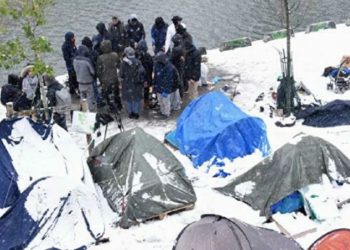 Paris'te g&ouml;&ccedil;menlere y&ouml;nelik kılı&ccedil;lı saldırı