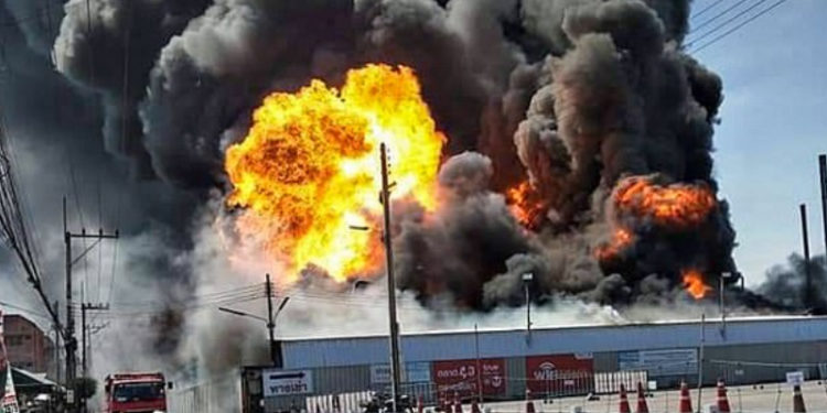 Patronuna kızdı, çalıştığı depoyu havaya uçurdu!